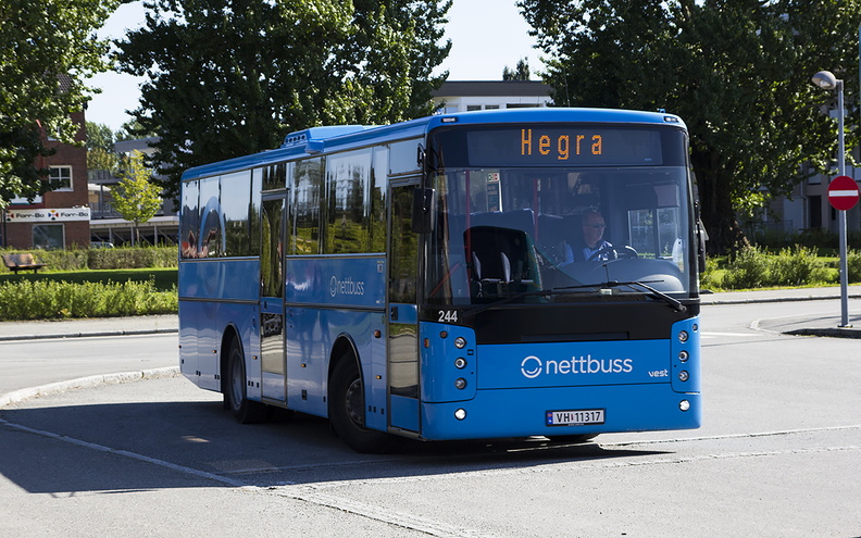 Nettbuss Midt-Norge #244, Stjørdal Stasjon, 201.jpg