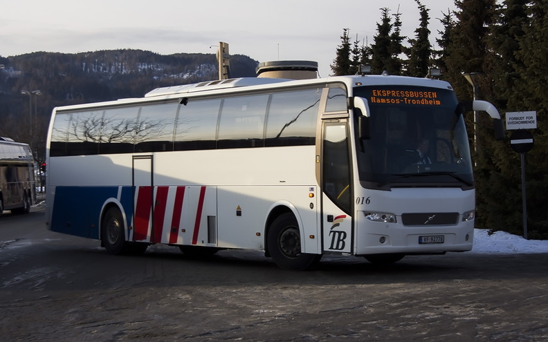 Trøndebilene #16 ,Trondheim Sentralstasjon 2013.jpg