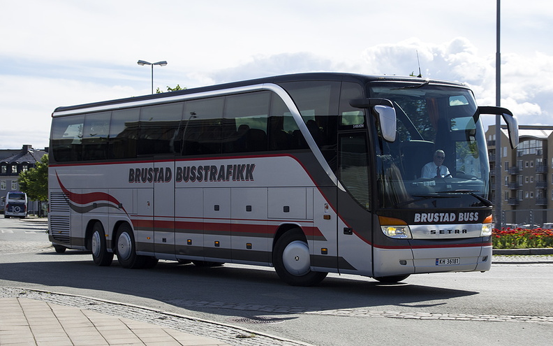 Brustad Buss, KH36181, Trondheim Sentralstasjon.jpg