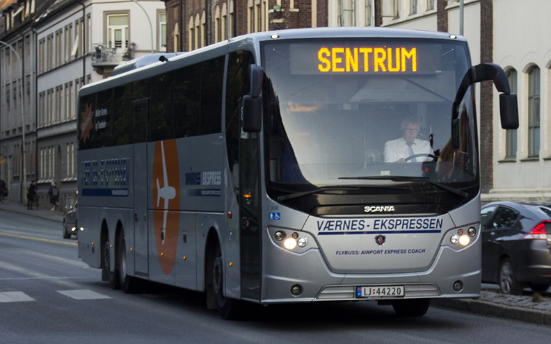 Unibuss Ekspress #398, Buran Trondheim.jpg