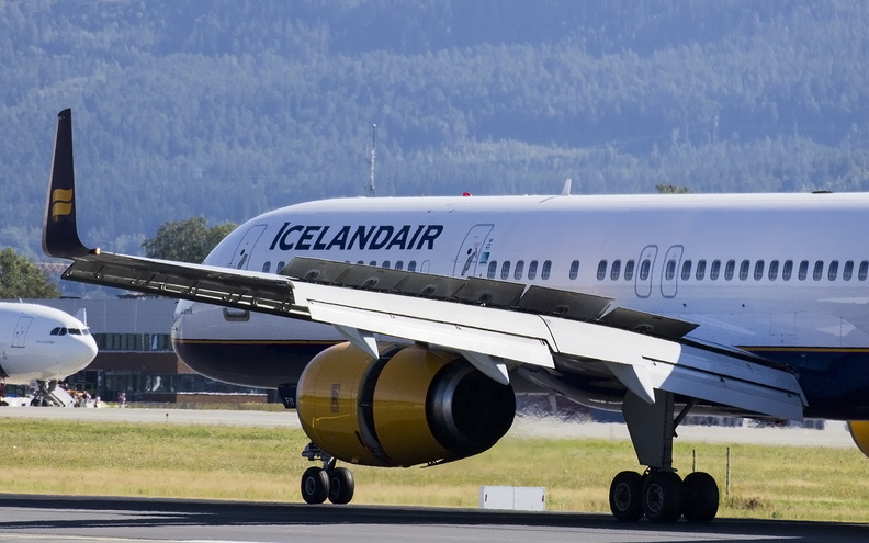 icelandair---boeing-757-200---tf-fiy---trd-enva---2015-08-22_20697368168_o.jpg