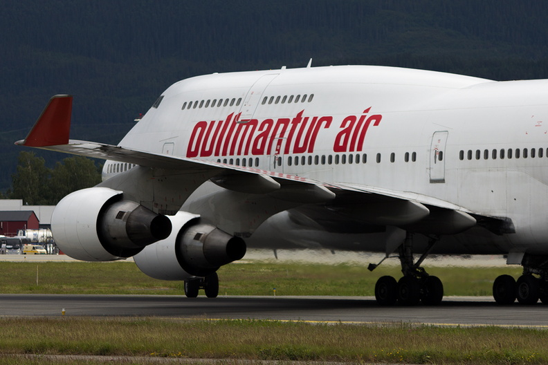 pullmantur-air-boeing-747-400-ec-kxn_7474487008_o.jpg