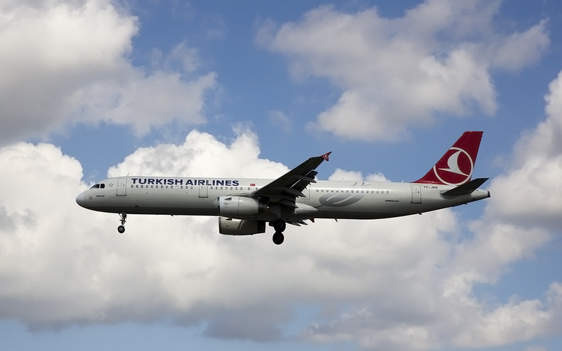 turkish-airlines---airbus-a321-200---tc-jrr---lhr-egll---2014-08-09_14973532762_o.jpg